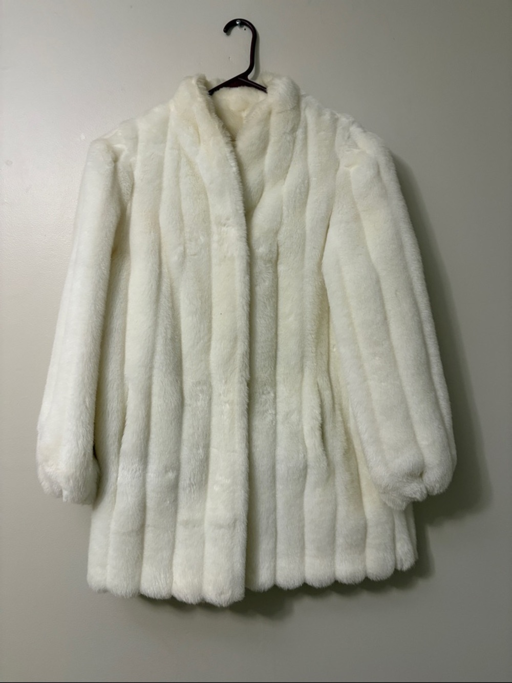 Vintage Women's  White Faux Fur Coat - Classic Plush Jacket